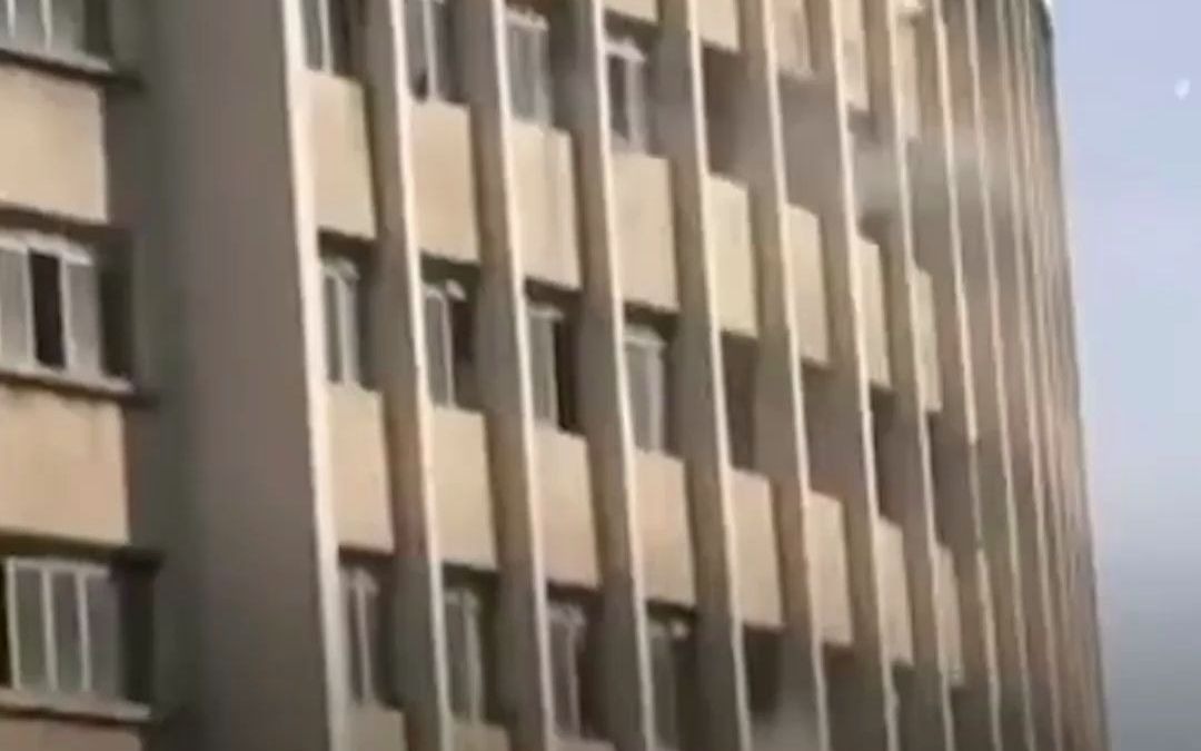 黎巴嫩爆发13年来最严重冲突，与港口大爆炸有关，数十人伤亡，多方呼吁保持冷静