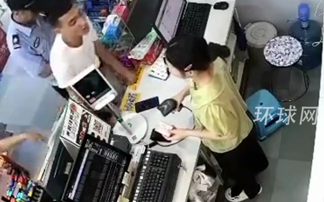 嚣张！男子便利店里多次殴打女店员，已被警方控制