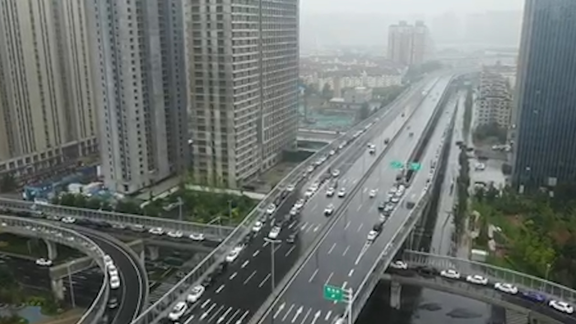 航拍郑州暴雨下的高架桥 车辆如长龙绵延数公里