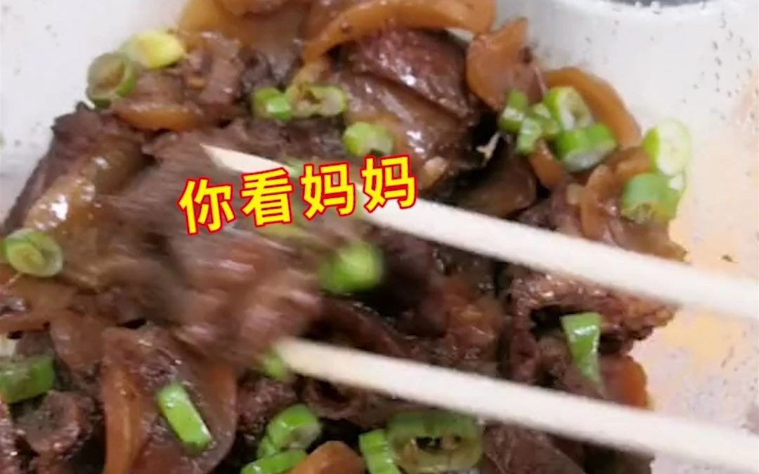 室友妈妈投喂美食 女生立马拍视频向妈妈显摆 一番话逗乐众人