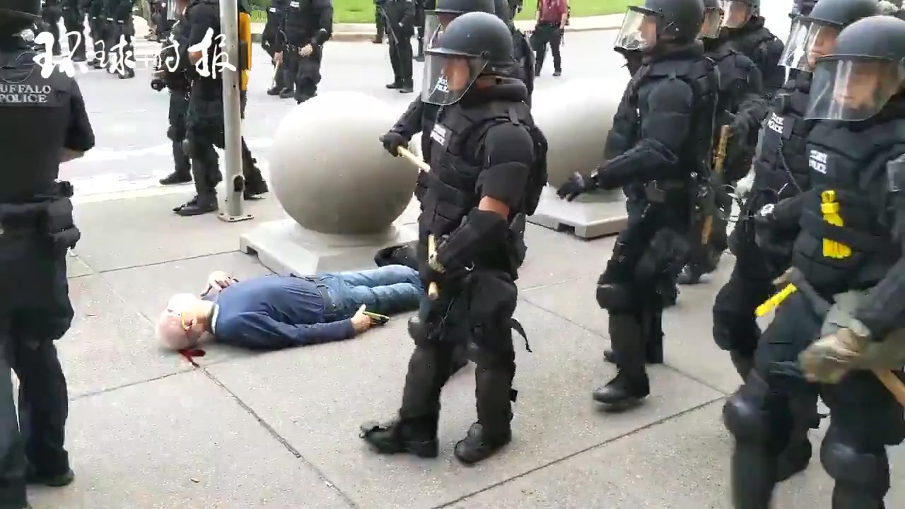 纽约布法罗宵禁清场 75岁老人被警察推倒后耳中流血