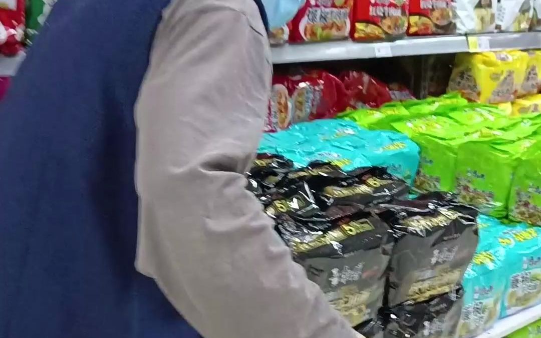 长沙一些大型超市连夜下架老坛酸菜方便面