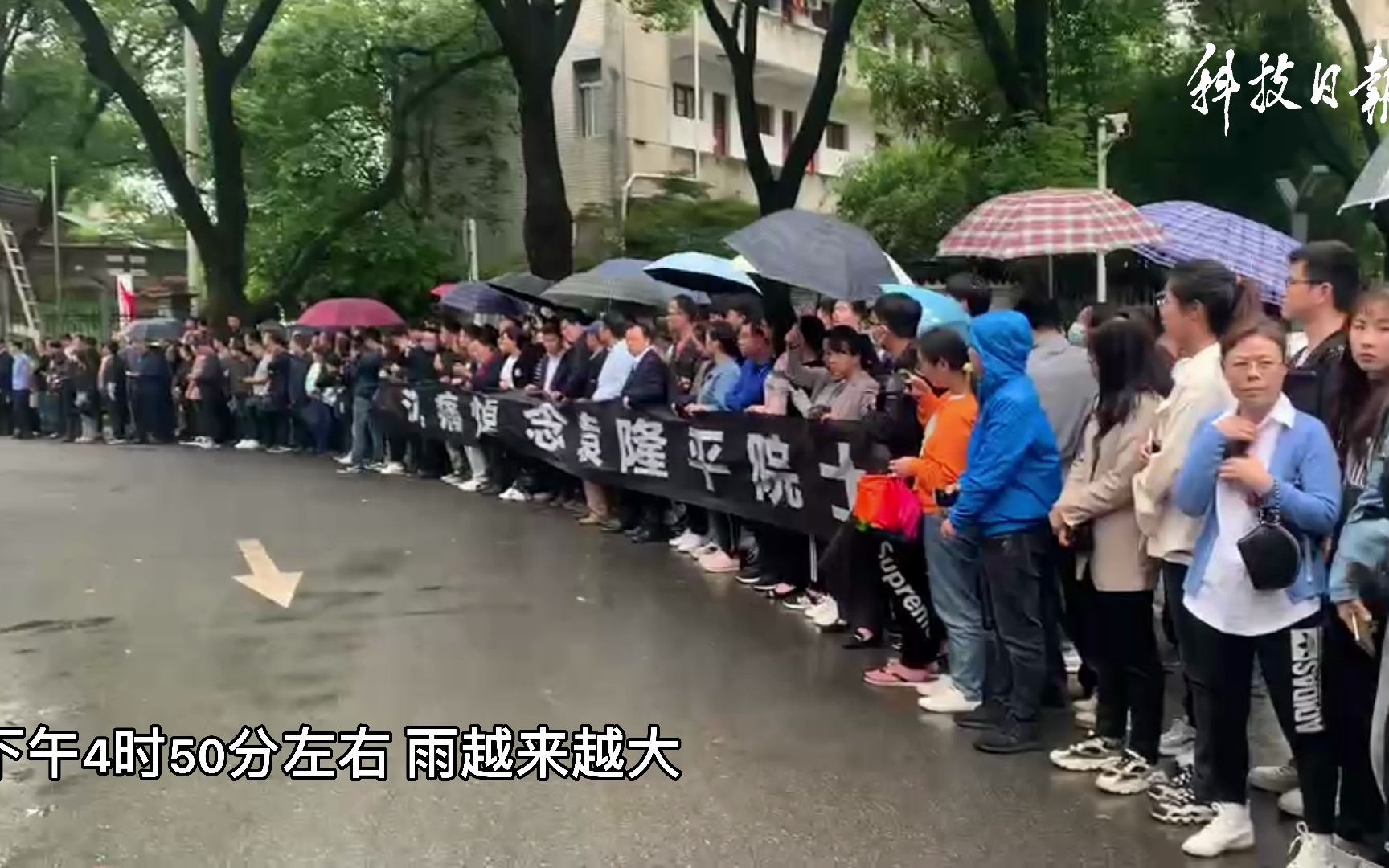 泪目！市民夹道送别，陪袁老最后再走一遍长沙城！