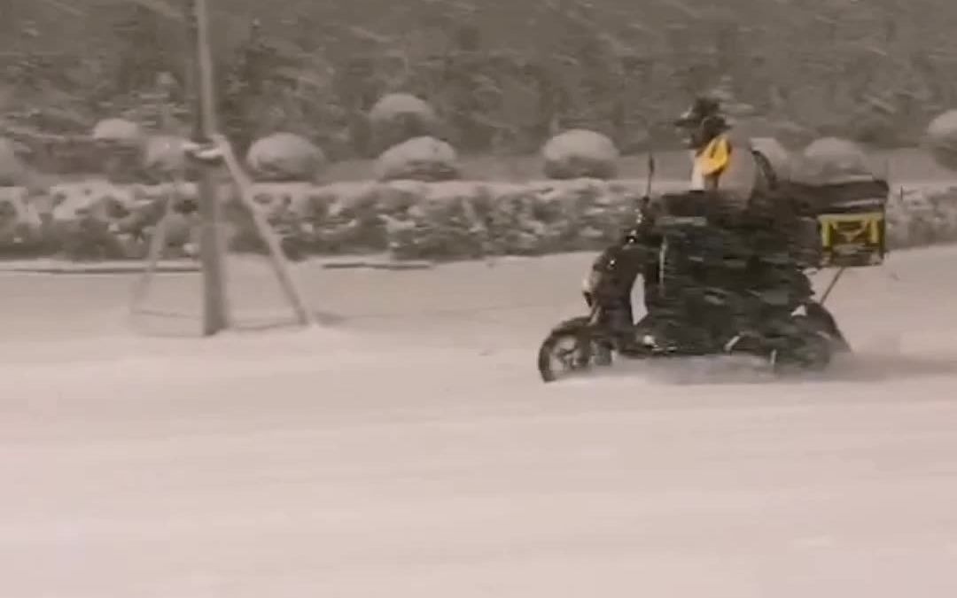 凌晨2点，零下8度，#烟台一外卖小哥冒大雪送餐，网友：被生活所迫都不容易