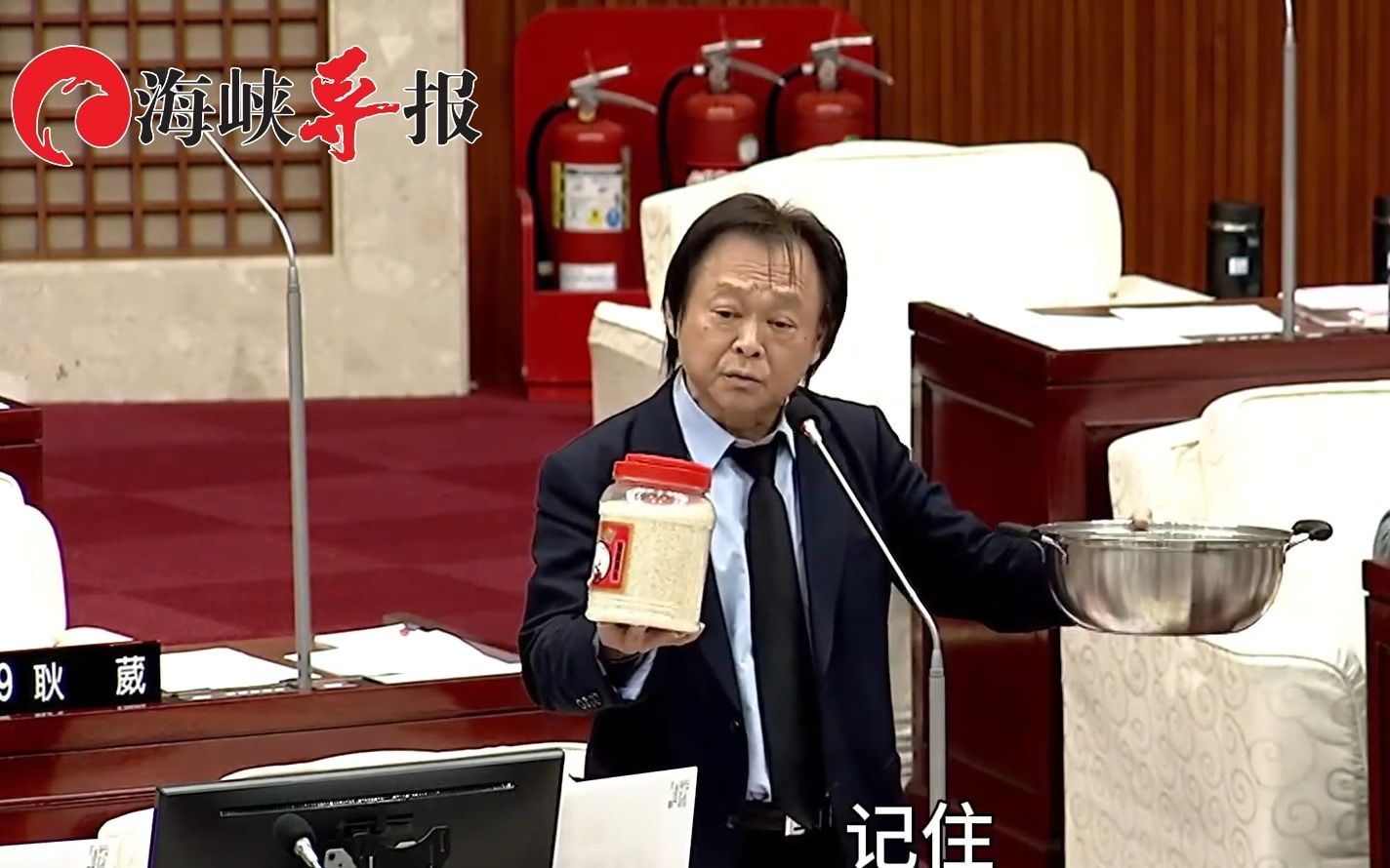 政坛活宝来了！王世坚把锅子和米当礼物送给蒋万安，意图曝光