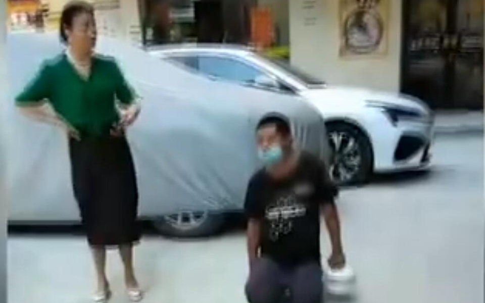 男子打包霸王餐被发现后下跪博取同情，店家无奈最终让其提餐离开