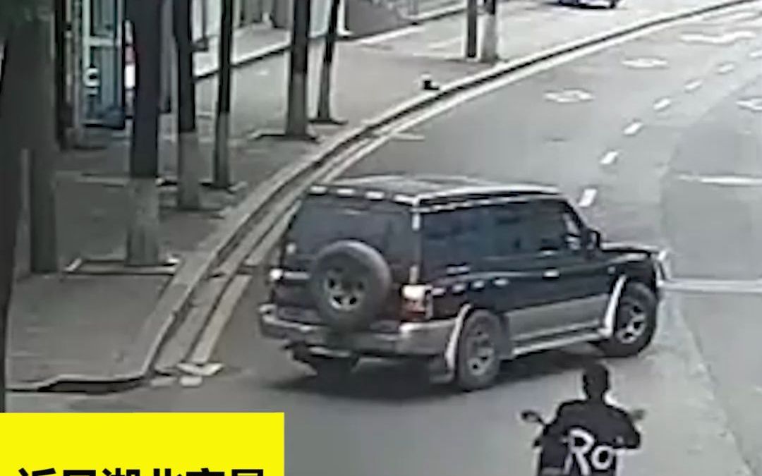 摩托车不慎追尾运钞车，双方下车后都很紧张：一个怕枪，一个怕抢