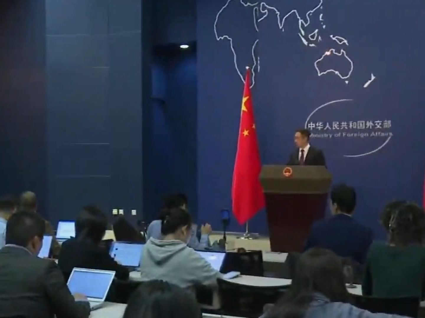 外交部回应美加军舰过台湾海峡：坚决反对挑衅威胁中国主权