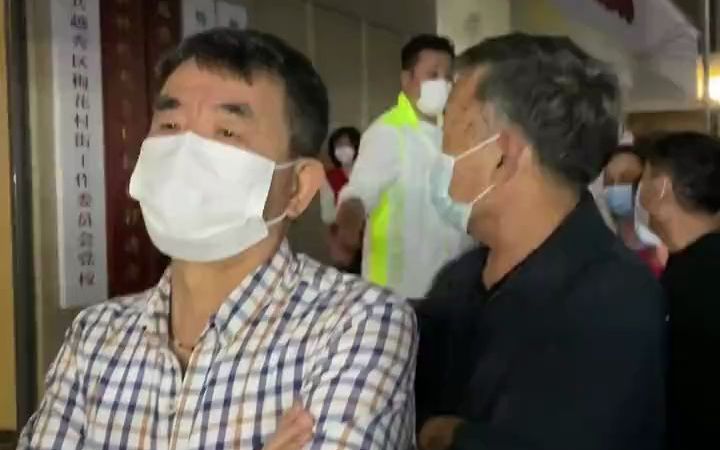“非凡哥”麦长青凌晨在广州一核酸检测点做义工：晚上12点下班后就来帮忙