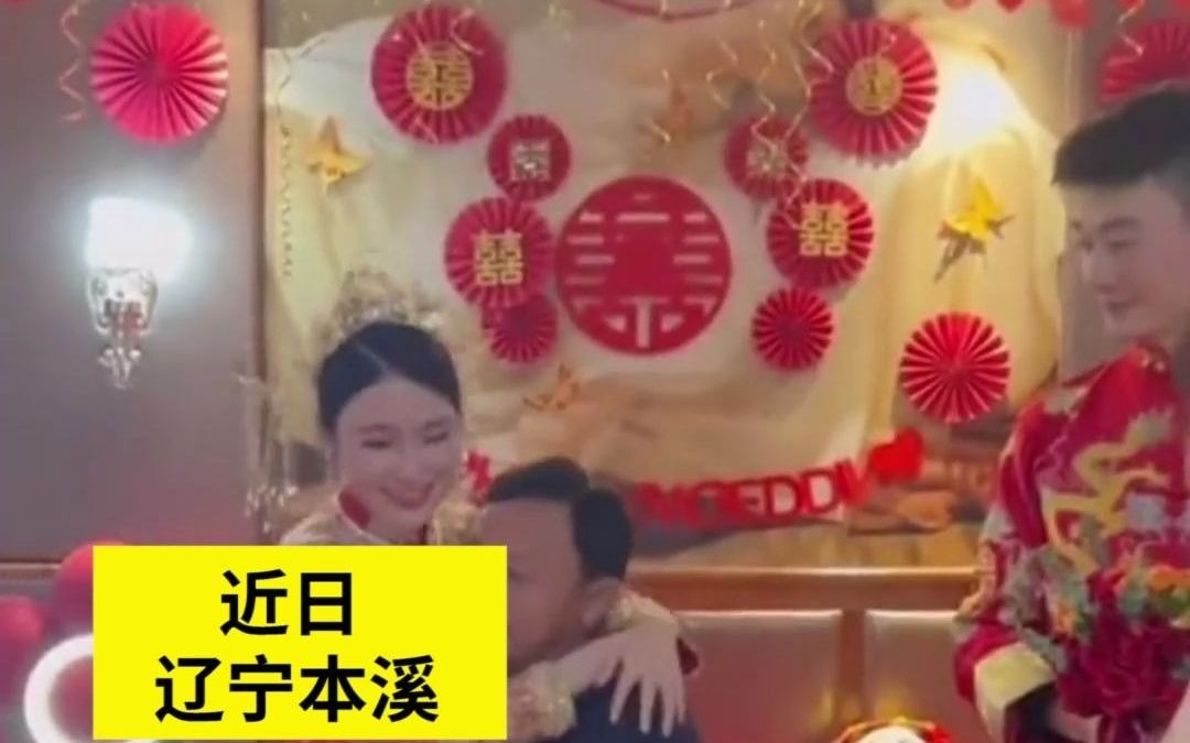 满满的不舍！女儿出嫁爸爸最后一次像儿时一样抱起她，女孩情绪变化看哭众人 网友：破防了！
