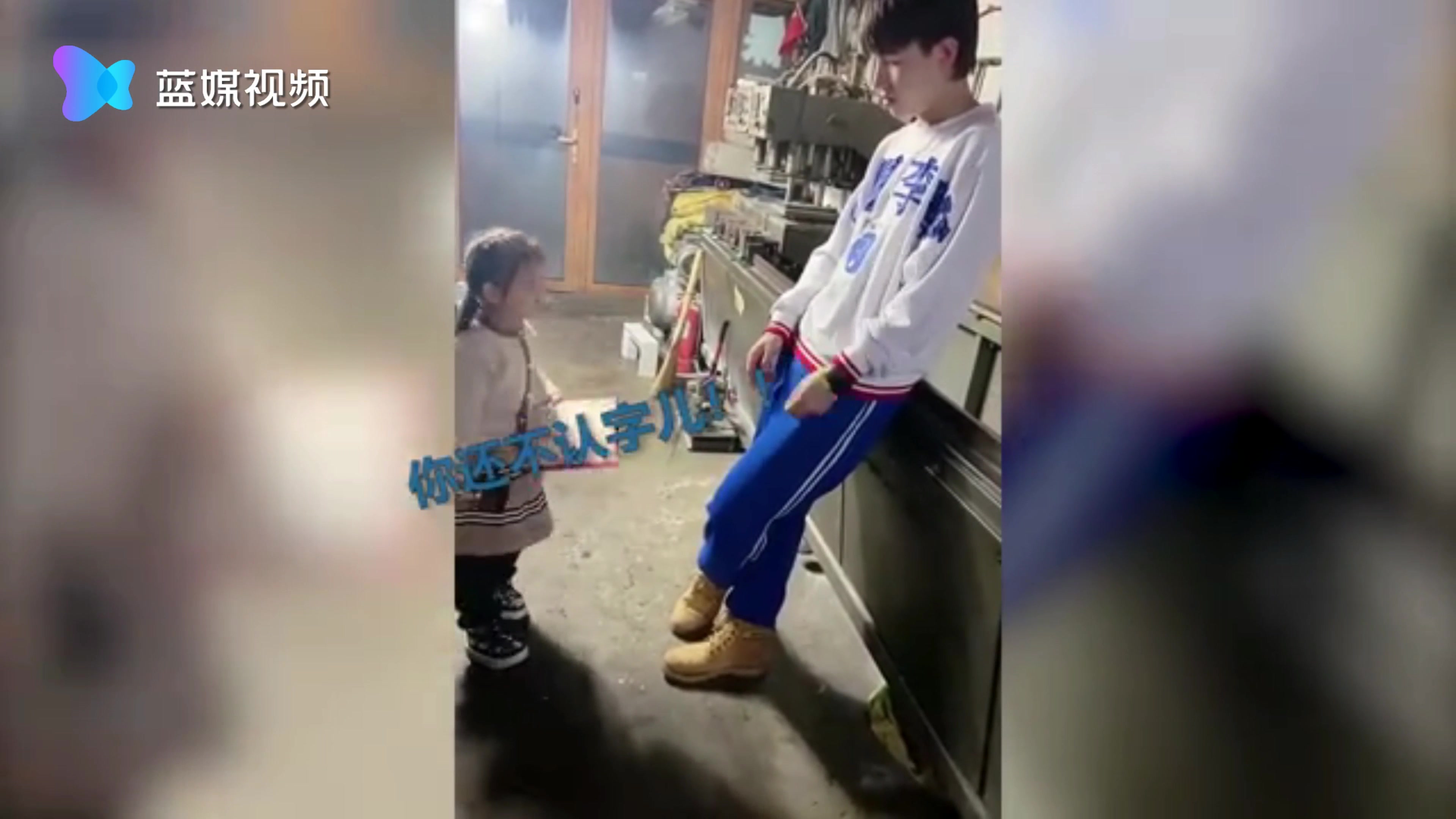 当妹妹炫耀奖杯遇到直男哥哥