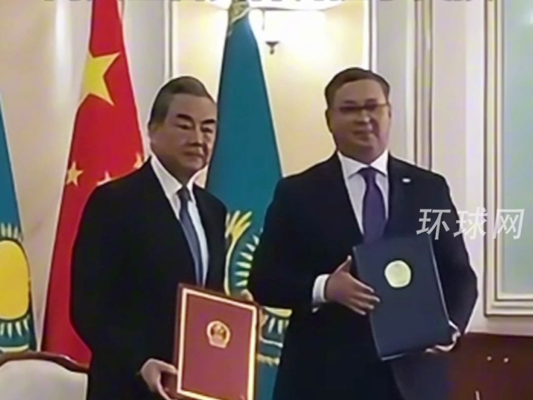 王毅会见哈萨克斯坦副总理兼外长，两人签署文件并握手交换