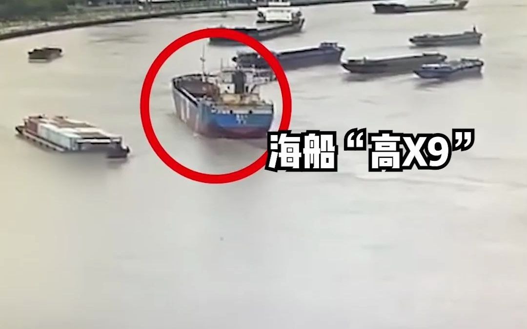 上海徐汇滨江，失控船舶眼看就要撞上岸线，一艘小船立功了！还是友谊的小船靠谱！
