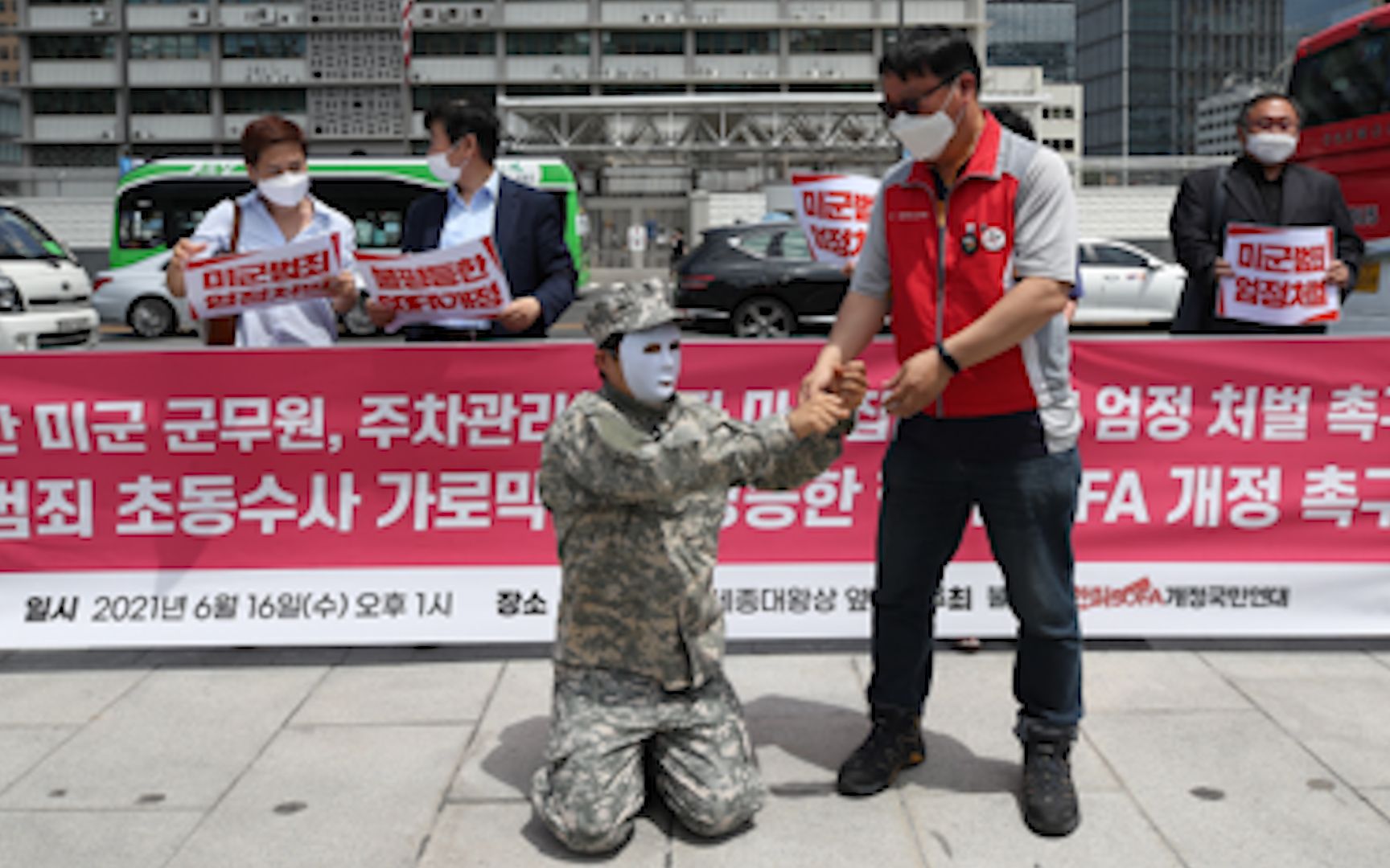 驻韩美军绊摔韩国老大爷：被抓后没受惩罚 民众气炸闹到大使馆