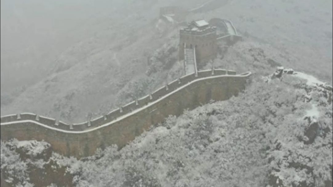 北京多地飘雪：路面树冠覆上“白纱”，外国游客登长城赏雪