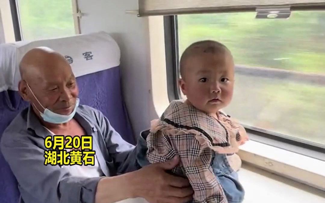 爷爷带着孙儿去城里找儿子，能把孩子带这么干净，真的好用心