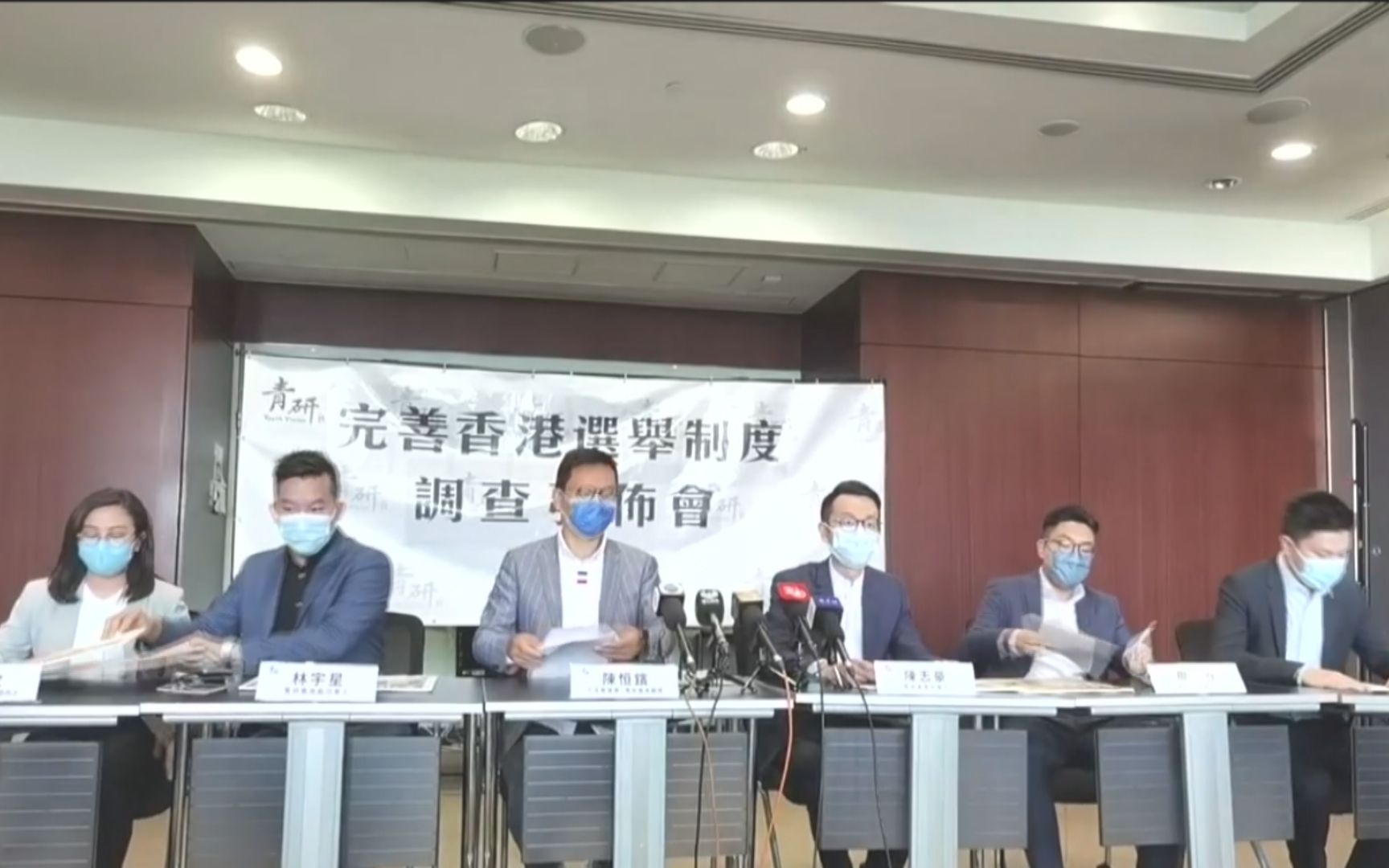 香港逾七成受访者支持完善选举制度