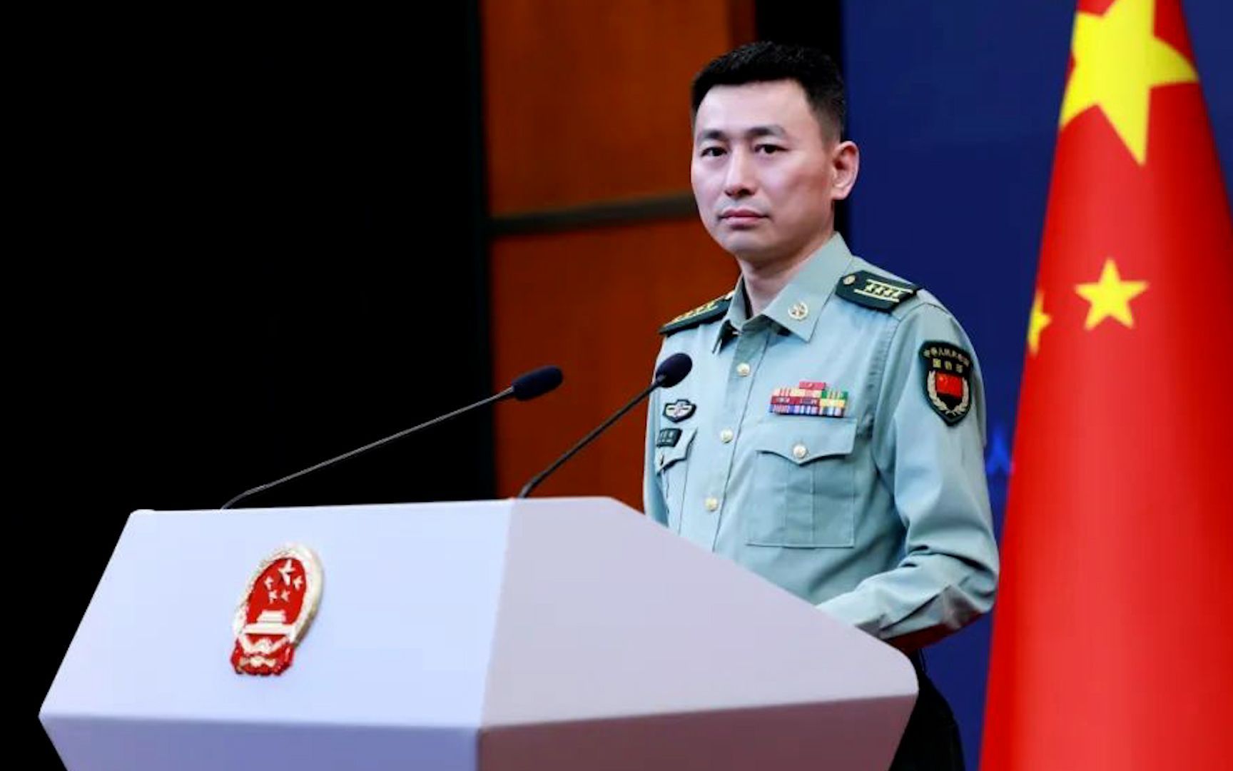 国防部驳斥荷兰海军舰载直升机挑衅行为：必遭中方坚决反制