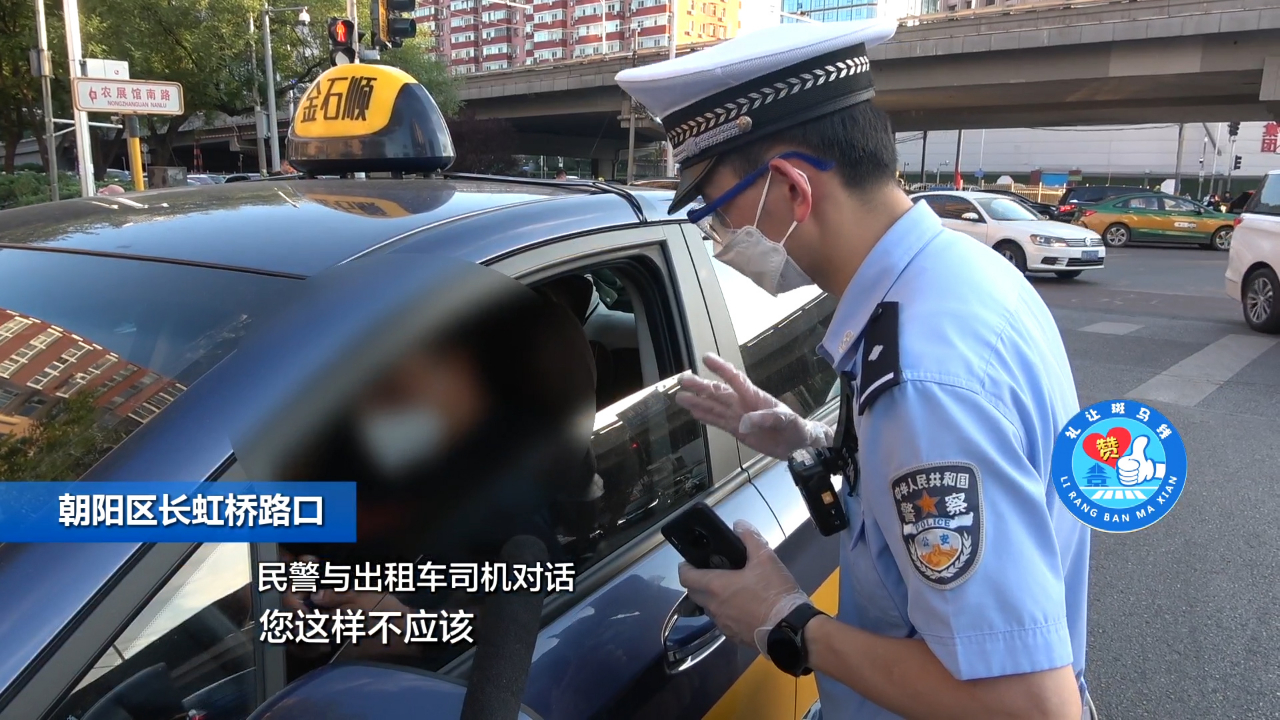 危险！行人过马路别当“低头族”