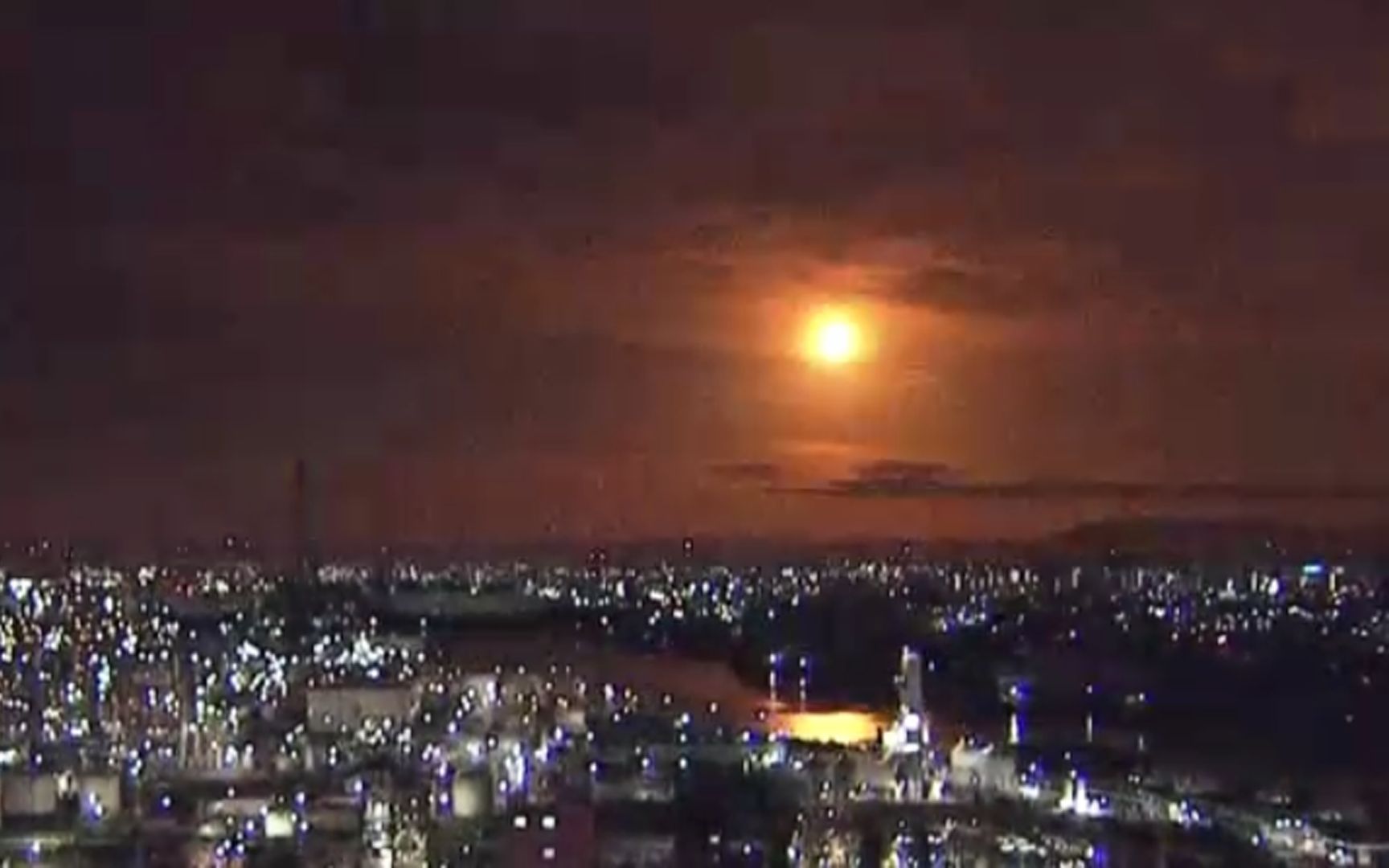 巨大“火球”突降日本 夜空瞬间被照亮
