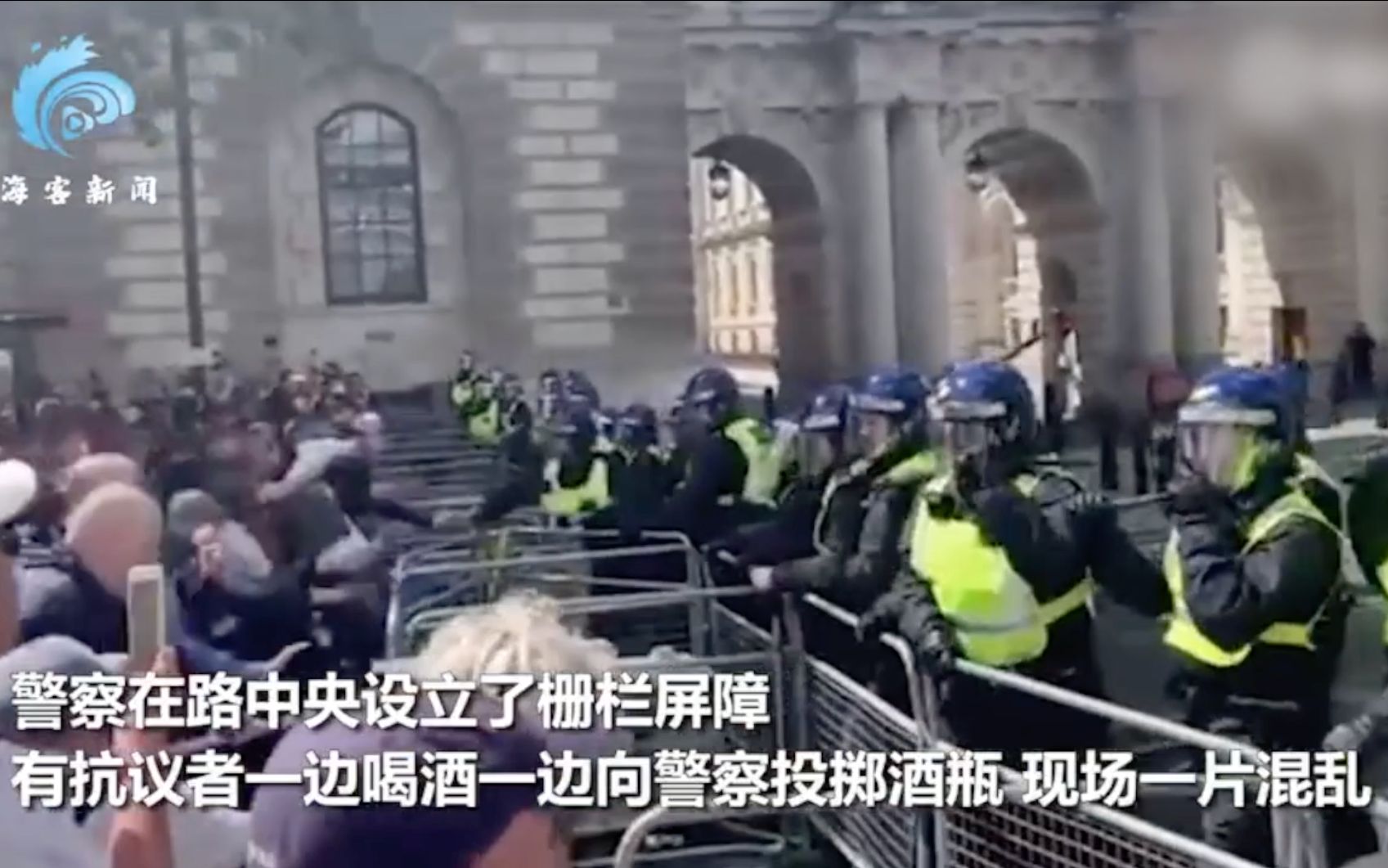 英国抗议“硝烟弥漫”！示威者投掷爆炸物挑衅 警民肢体冲突不断