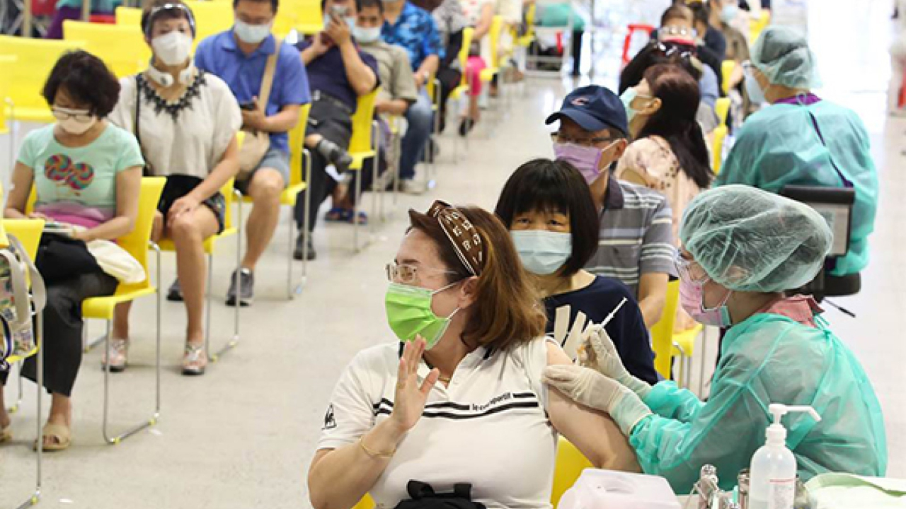 台食药单位被曝特权接种境外疫苗，自己不敢打台产疫苗却让民众打