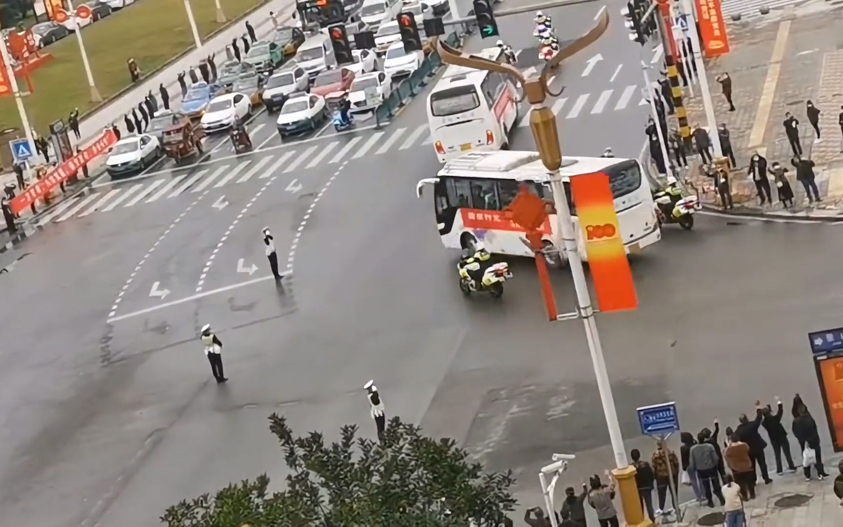 贵州遵义一路口车辆鸣笛、交警敬礼 拍摄网友：是在送英雄！