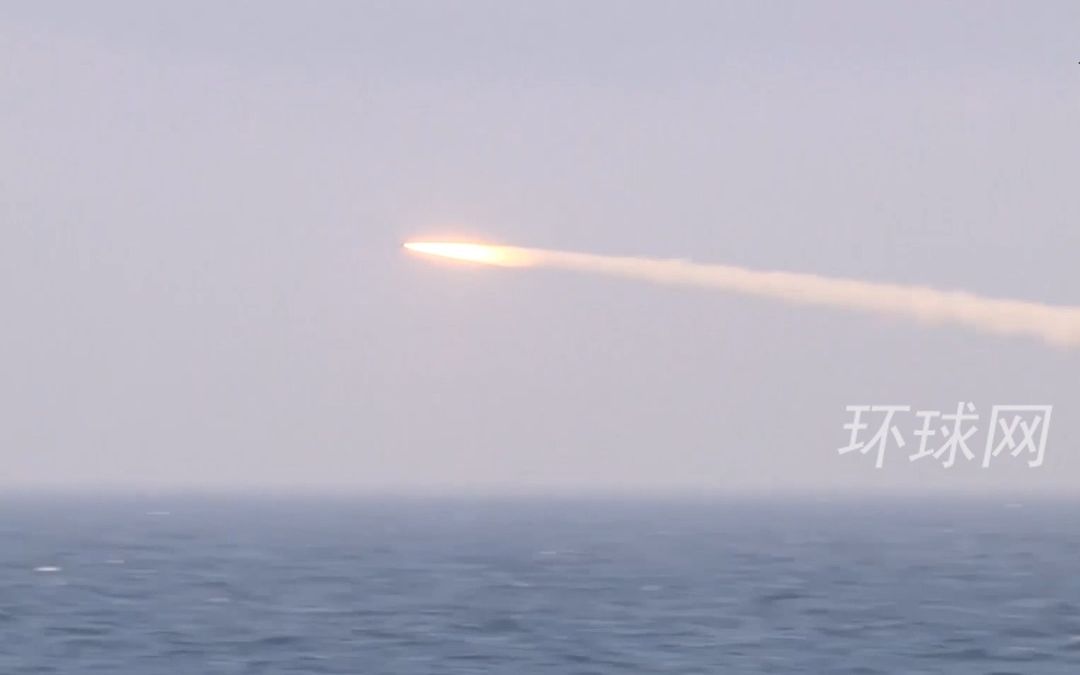 现场画面！俄“尖锐”号护卫舰在日本海海试，摧毁一枚反舰巡航导弹