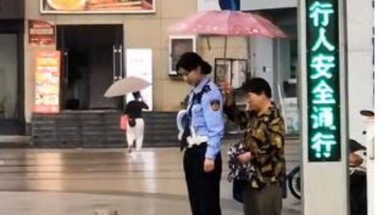 全城拉响防空警报，温州女交警雨中默哀，热心阿姨为她撑伞
