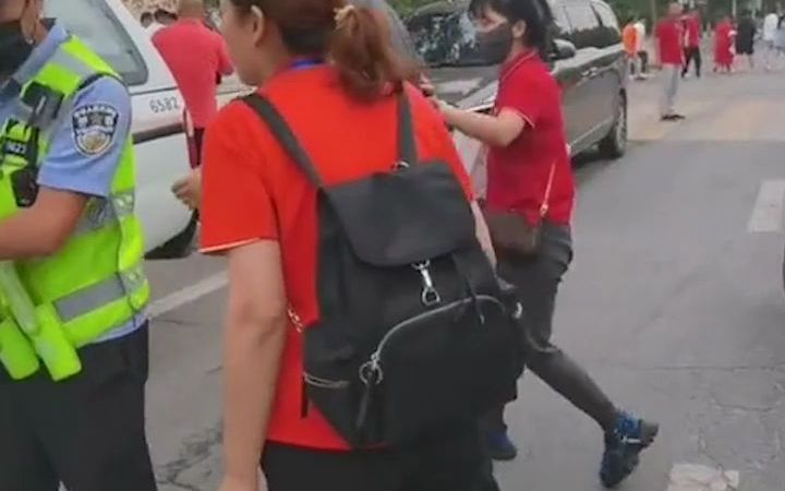 考生韧带断裂乘大巴没带轮椅 交警：赶紧上警车！网友：所有人都在为考生加油！