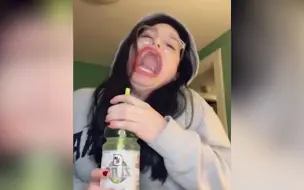 没开大嘴特效！美国女子因嘴大走红网络
