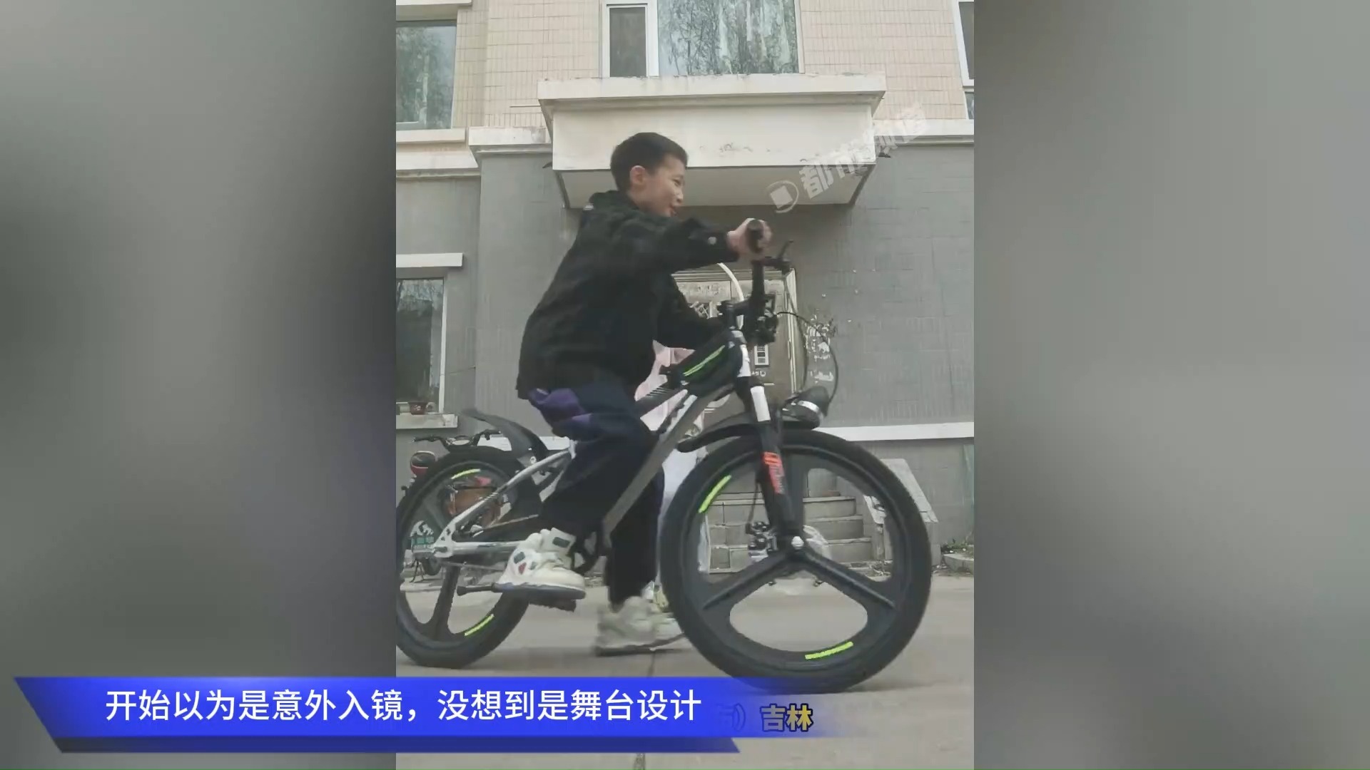 开始以为是意外入镜，没想到是舞台设计，网友：像“老款”小孩，真的很喜欢
