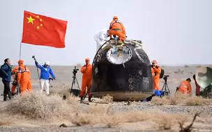 王亚平： “摘星星”的妈妈回来了！