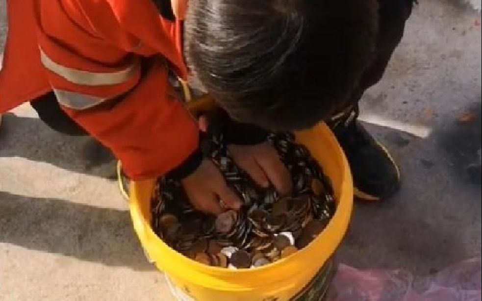 2月13日，内蒙古赤峰。男子装1桶硬币让晚辈抓压岁钱：抓多抓少 各凭本事