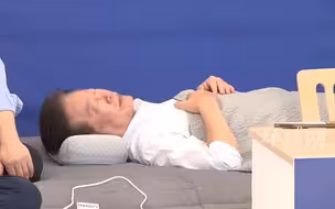 绝食示威第九天，李在明与支持者见面后疲劳躺卧休息，要求尹锡悦政府内阁成员全体辞职