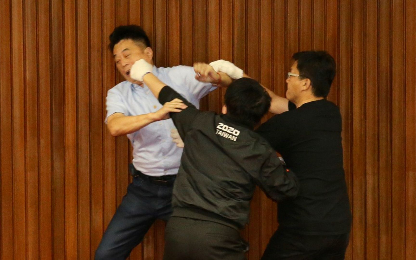 挨揍“光荣”？台湾政客打架后，纷纷晒挂彩照