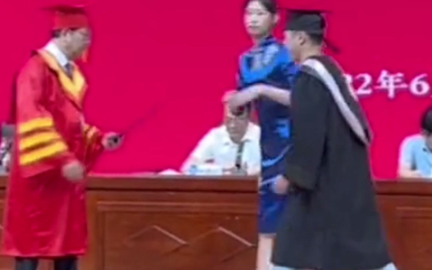 社牛！毕业典礼上 学生一把抱起校长！网友：校长“惊吓”之余还不忘拨穗~