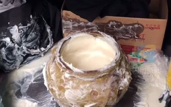 男子猪油洒满后备箱 网友：放只猫上去就解决了