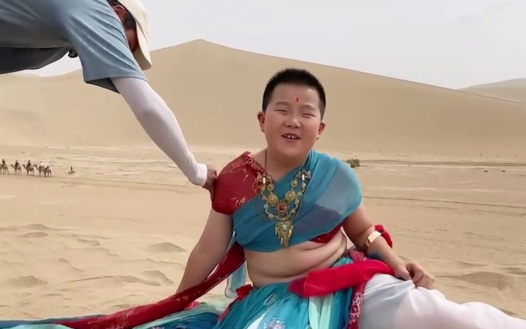10岁男孩敦煌拍飞天意外走红被网友喜欢。网友：很符合敦煌壁画的原形