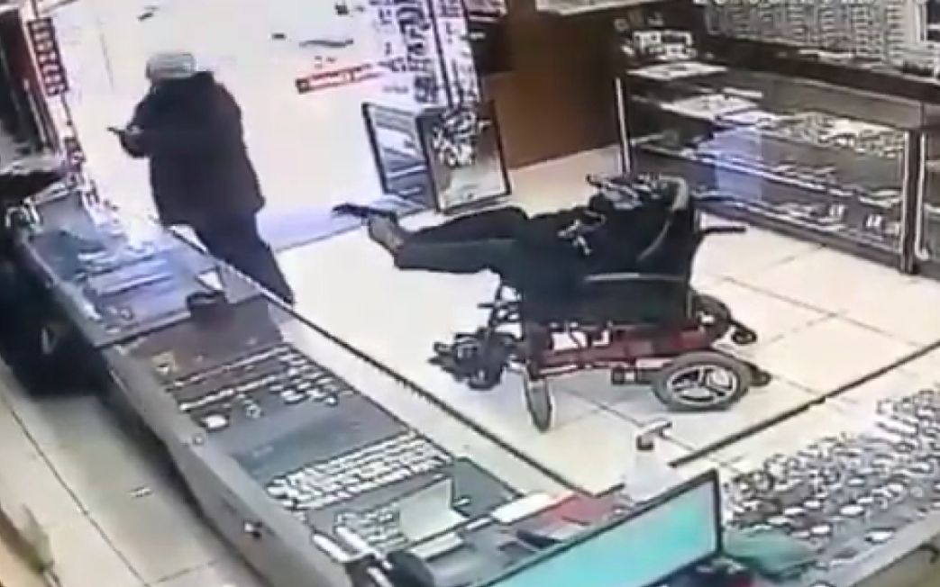 身残志坚？巴西瘫痪聋哑青年用脚持枪抢劫珠宝店