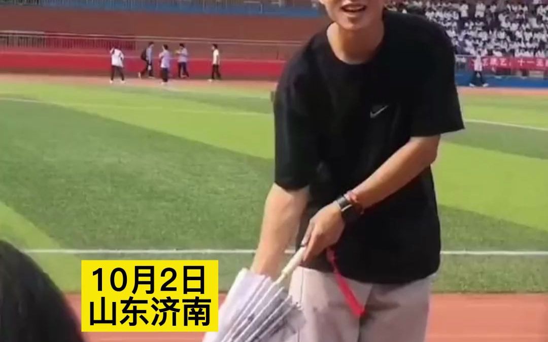 学生想看古风撑伞，地理老师被迫“营业”，网友：这不应该让历史老师来吗