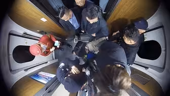 醉酒男子拿着灭火器砸列车车门 乘警旅客合力将其制服