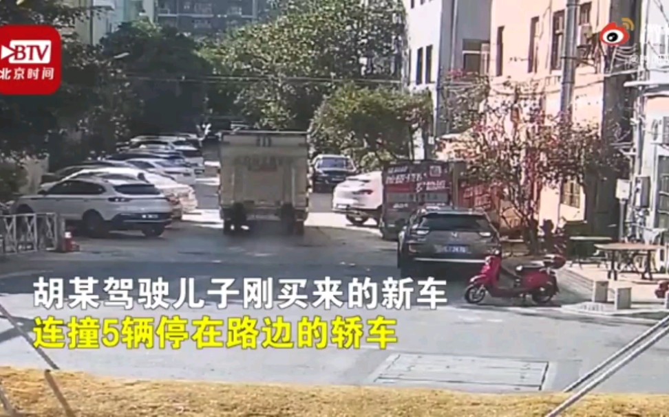 令人窒息的操作！#无驾照父亲帮儿子挪车连撞10车#
