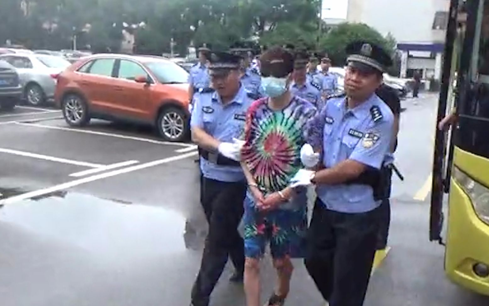 长沙警方捣毁一“网诱”赌博“杀猪盘” 15名“小姐姐”全是女装大佬！