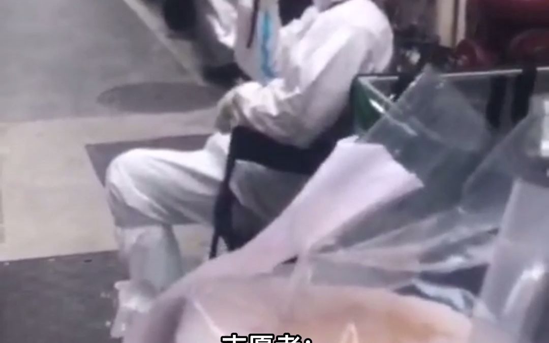 抗疫志愿者调皮喊话市民，“505你的奶茶被没收了”，为了你的健康不准喝。