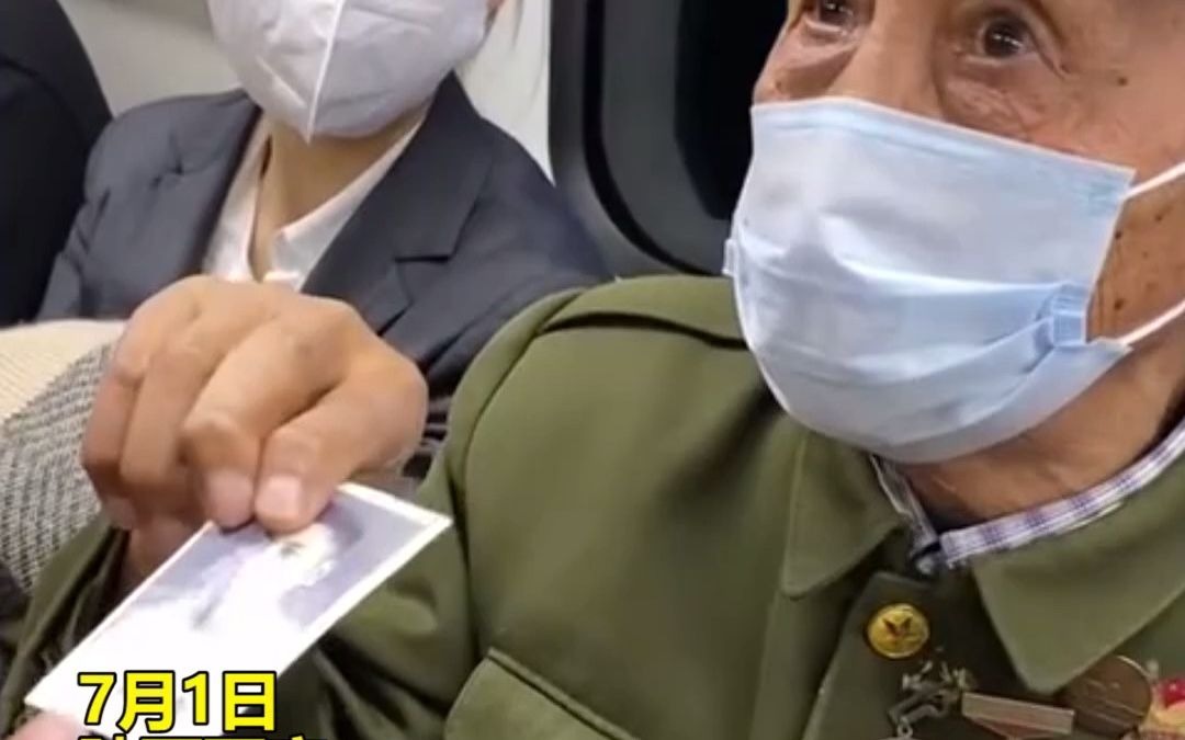 西安一老兵乘地铁吸引全场目光，看到他身上的勋章后让人肃然起敬！