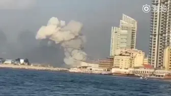 黎巴嫩发生惨烈爆炸：浓烟大火还在烧 港口被摧毁成废墟