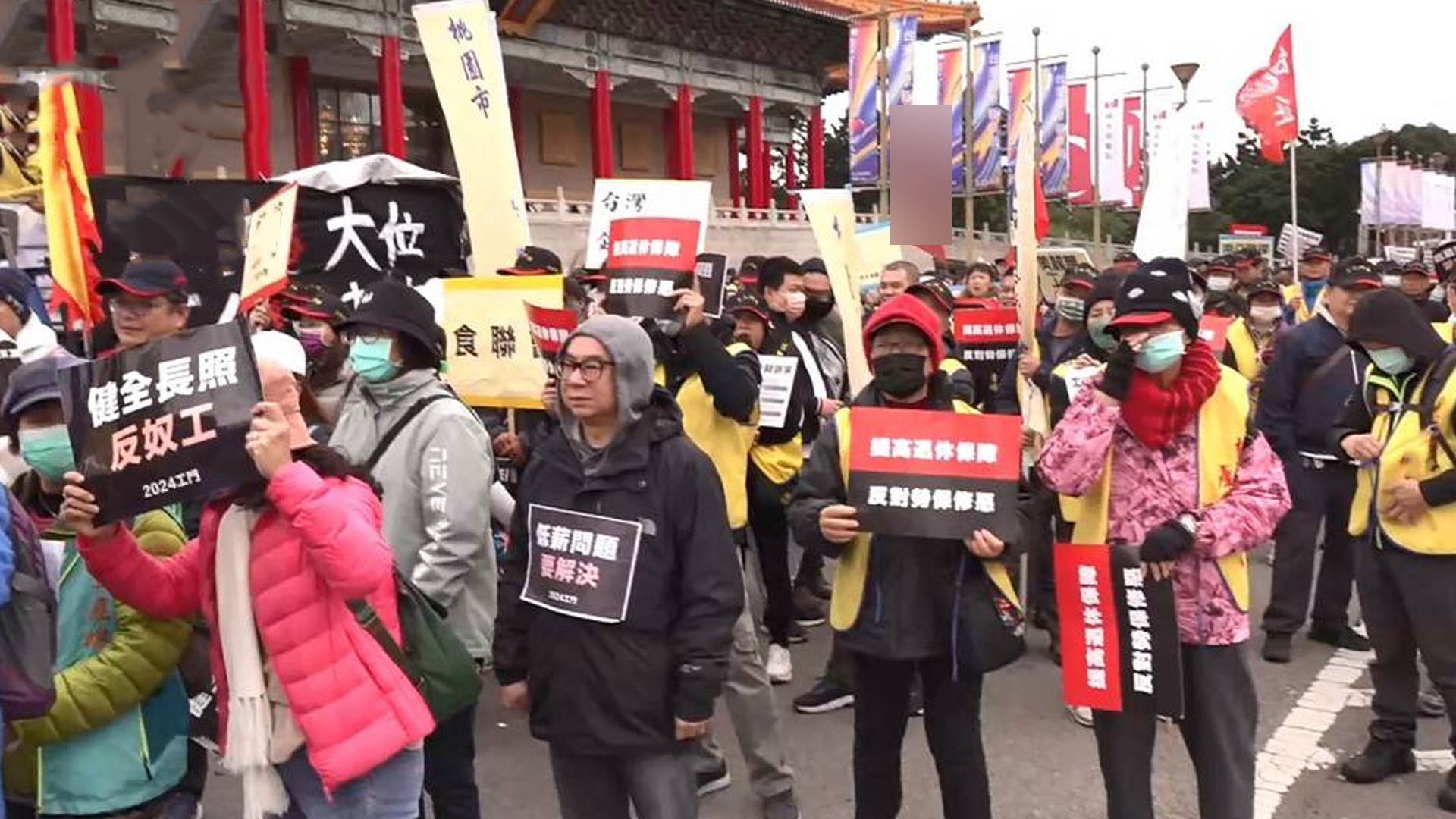 台湾劳工团体上街抗议，向蔡办扔烟雾弹，场面一度混乱