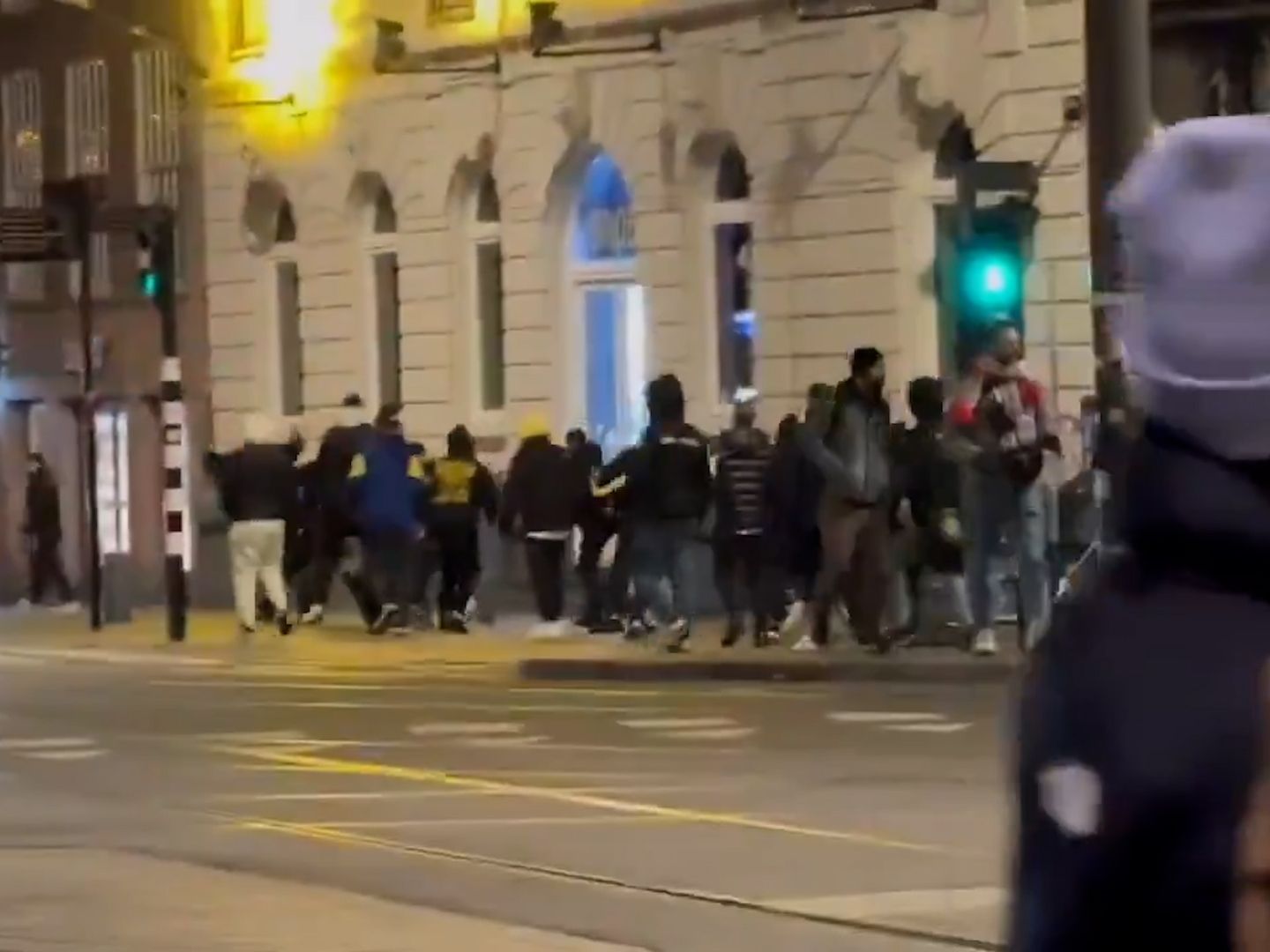 以色列球迷在荷兰挑衅被围殴，当地群众大喊“这是为了加沙儿童”