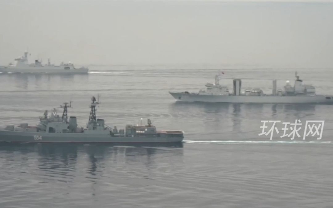 中俄舰艇编队在白令海模拟摧毁敌方潜艇，美多艘驱逐舰紧盯